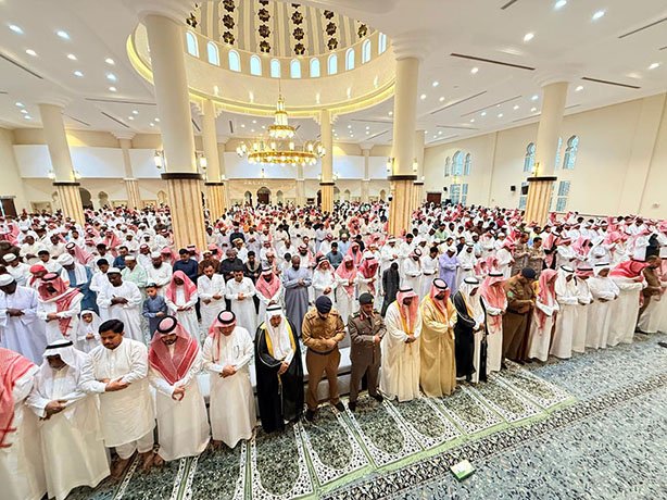 وكيل محافظ صامطة بندر النعمي يتقدم المصلين الصلاة عيدالاضحى