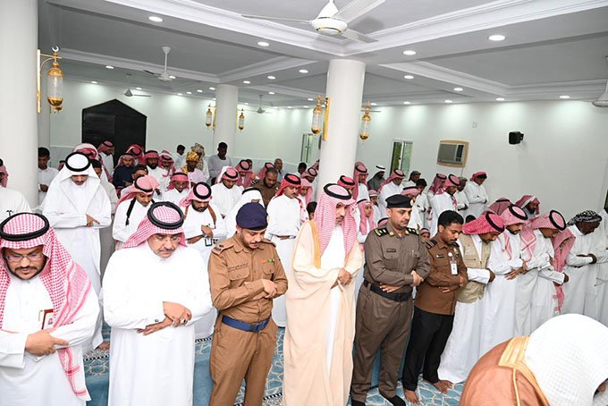 وكيل محافظة الحرث يؤدي صلاة عيد الأضحى