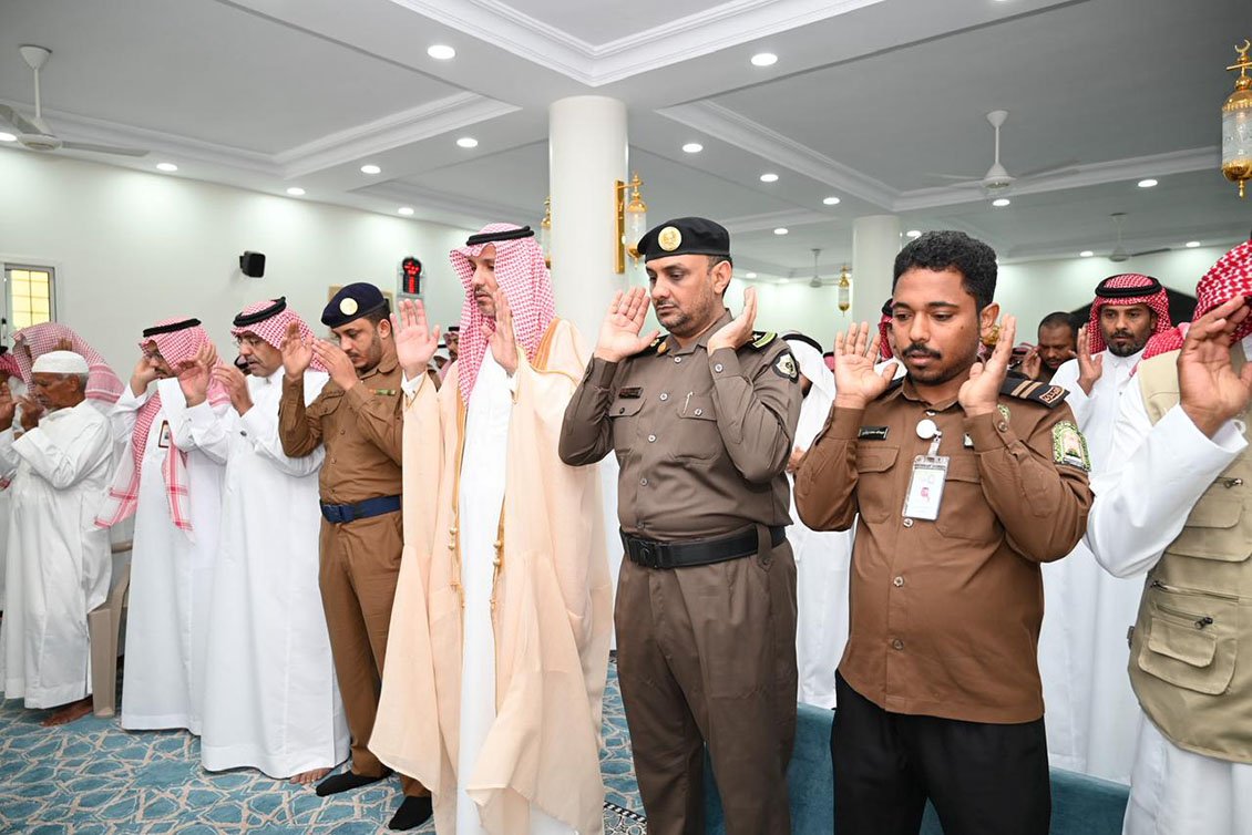 وكيل محافظة الحرث يؤدي صلاة عيد الأضحى