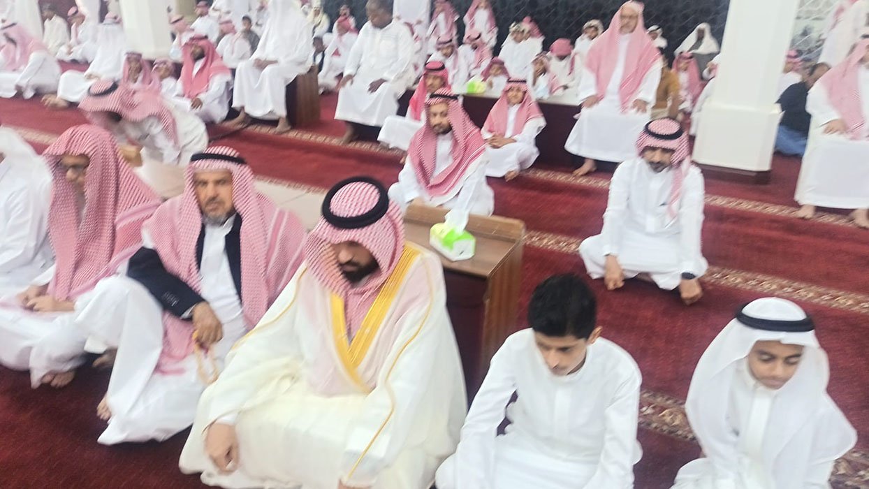 في أجواءٍ إيمانية مهيبة.. جموع المصلين يؤدون صلاة عيد الأضحى بجامع الملك عبدالله بإسكان الروان في العارضة