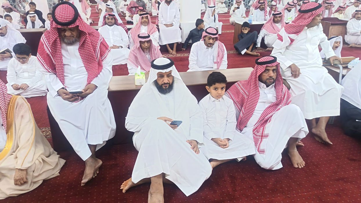 في أجواءٍ إيمانية مهيبة.. جموع المصلين يؤدون صلاة عيد الأضحى بجامع الملك عبدالله بإسكان الروان في العارضة