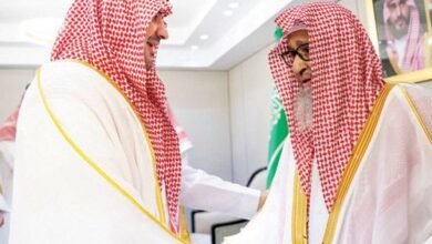 استرح يا شيخ.. لا تقوم … مشهد وفاءٍ يليق بمقام العلماء وهيبة الوطن