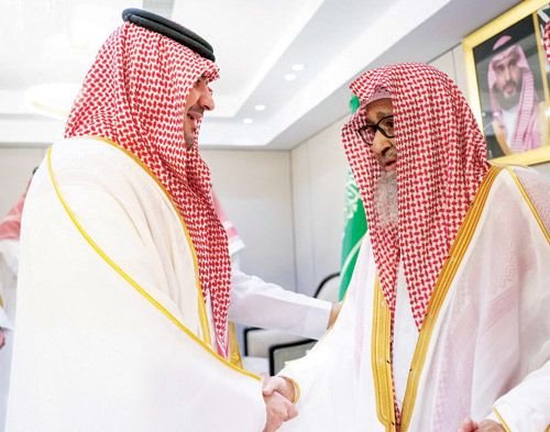 استرح يا شيخ.. لا تقوم … مشهد وفاءٍ يليق بمقام العلماء وهيبة الوطن