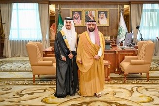 أمير منطقة جازان يكرّم الطالب إياد عماري لتبرعه لوالده بجزء من الكبد
