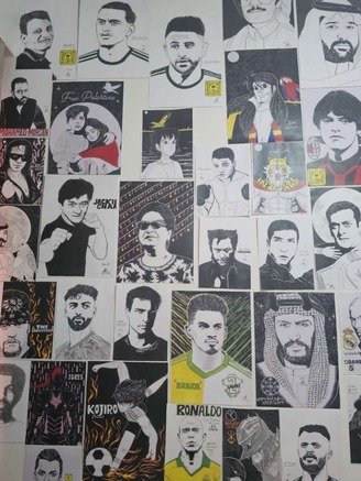 الفنان التشكيلي أحمد عقيل يحوّل منزله إلى معرض فني