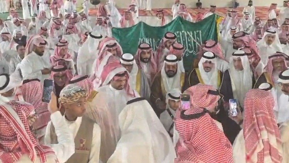 الطائف تتزيّن بالفرح ونثر الورد الطائفي في زفاف آل فخري وآل بامالك