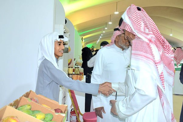 أصغر مزارع يلفت الأنظار في فعاليات حصاد المانجو 2026 بصبيا
