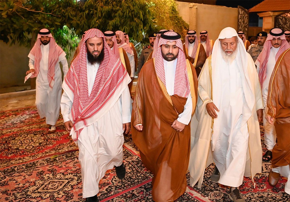 أمير جازان ونائبه يعزيان أحمد النجمي في وفاة أبنائه الثلاثة