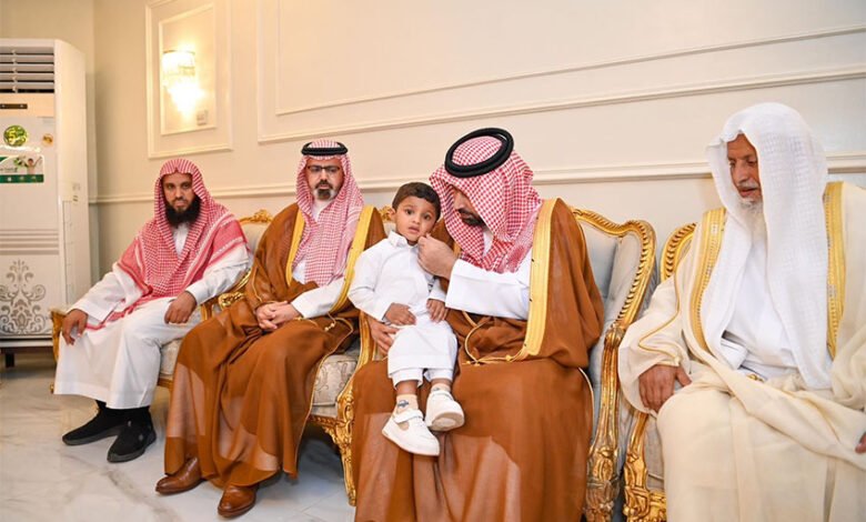 أمير جازان ونائبه يعزيان أحمد النجمي في وفاة أبنائه الثلاثة