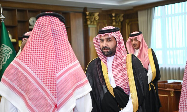 أمير منطقة جازان ونائبه يستقبلان وكلاء الإمارة ومنسوبيها بمناسبة عيد الأضحى .