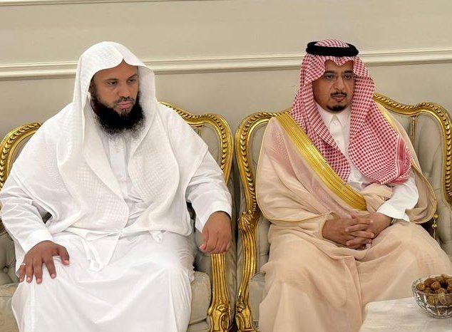 محافظ صامطة يزور الشيخ أحمد بن محمد عبده النجمي ويعزيه في مصابه الأليم