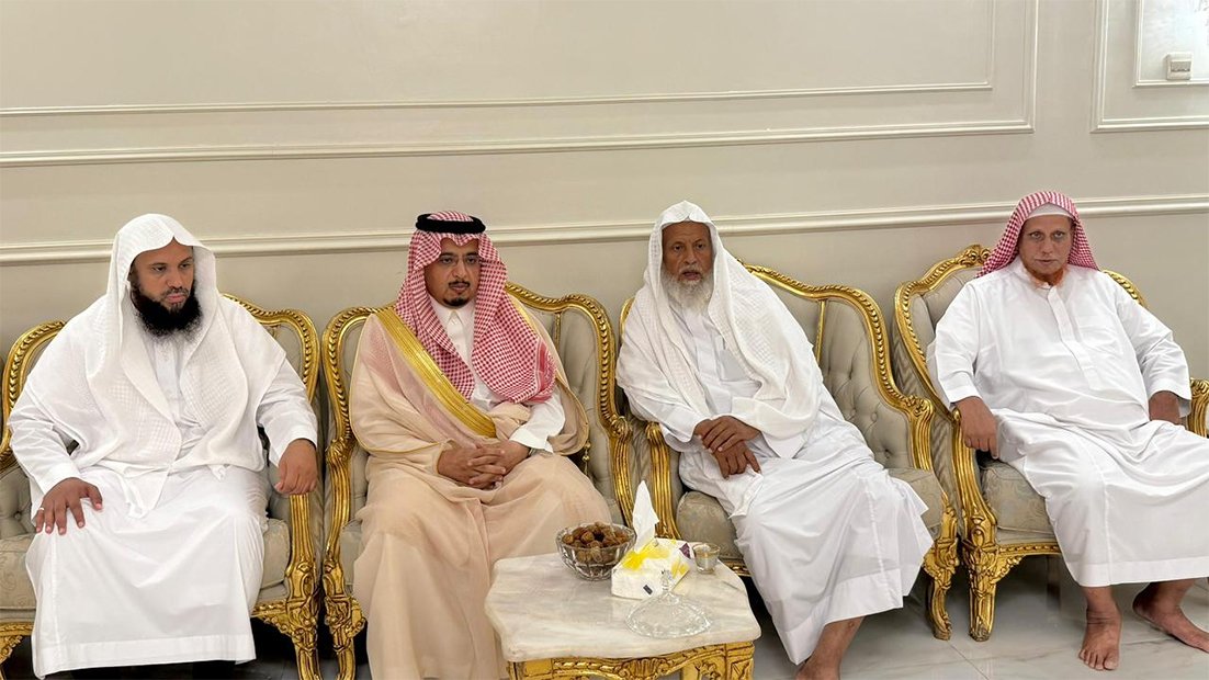 محافظ صامطة يزور الشيخ أحمد بن محمد عبده النجمي ويعزيه في مصابه الأليم