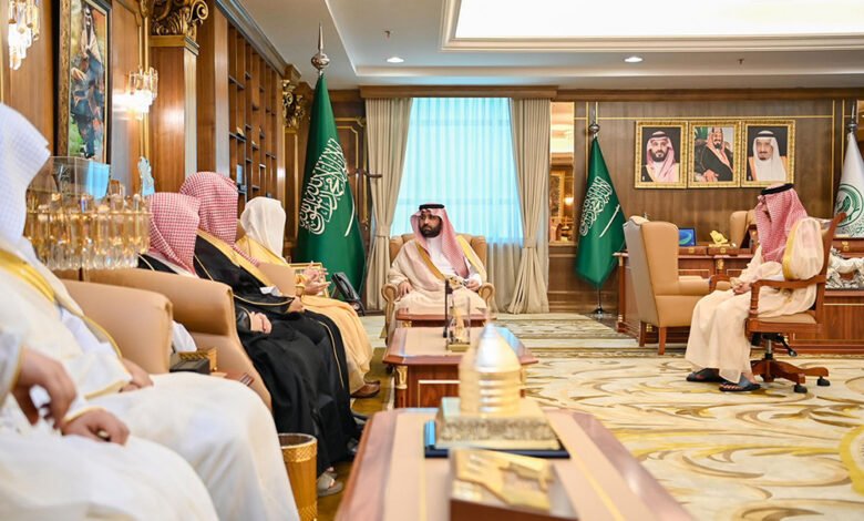 أمير جازان يستقبل رئيس المحكمة الجزائية بالمنطقة