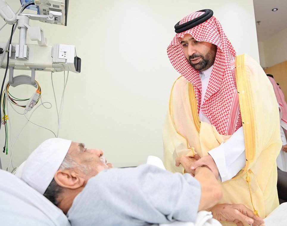 أمير منطقة جازان ونائبه يزوران شيخ شمل محافظة ضمد للاطمئنان على صحته