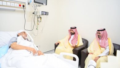 أمير منطقة جازان ونائبه يزوران شيخ شمل محافظة ضمد للاطمئنان على صحته