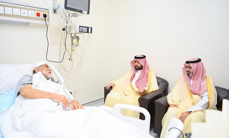أمير منطقة جازان ونائبه يزوران شيخ شمل محافظة ضمد للاطمئنان على صحته