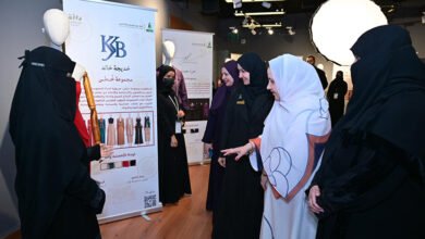 معرض يبرز مواهب طالبات الأزياء ويربط التعليم بسوق العمل.