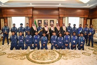 أمير جازان يستقبل فريق متوسطة أحد المسارحة المتوج بكأس نخبة دوري المدارس لكرة القدم للبنين