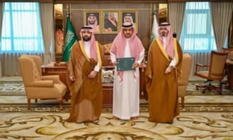 أمير منطقة جازان يستقبل فريق تقييم الأداء عبر منصة "أبشر داخلية"